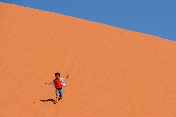 ワディ ・ ラム砂漠、ヨルダン - 2016 年 4 月 30 日: 砂丘ワディ ・ ラム砂漠ヨルダン - 写真・画像