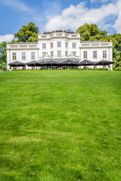Villa blanca en Park Sonsbeek en Arnhem, Países Bajos
 - Foto, imagen