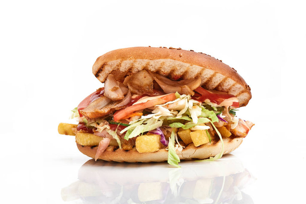 Закрыть Кебаб Сэндвич на белом фоне - Фото, изображение