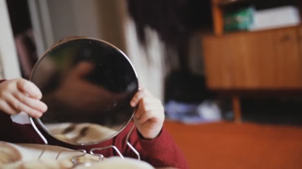 Boy playing with mirror in home room - Felvétel, videó