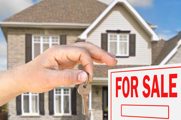 Eigenheim zu verkaufen. Hand mit Schlüssel - Foto, Bild