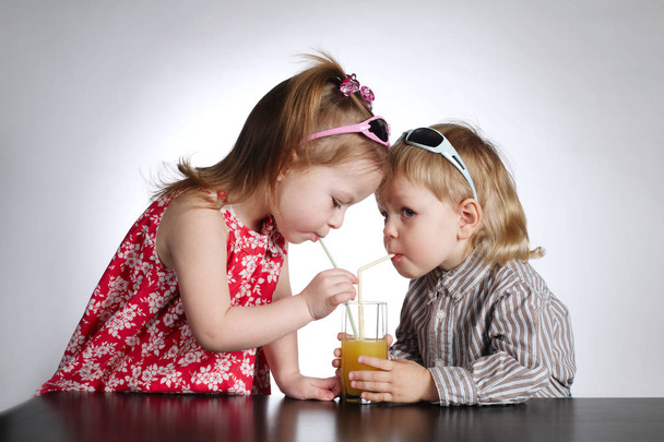 boy and girl drinking juice - Foto, Imagen