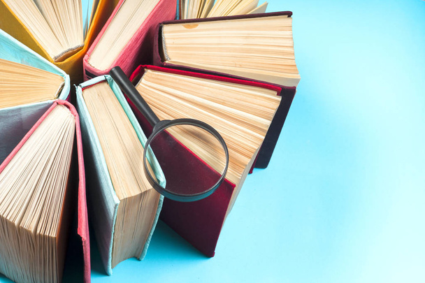 Bovenaanzicht van heldere kleurrijke hardback boeken in een cirkel. - Foto, afbeelding