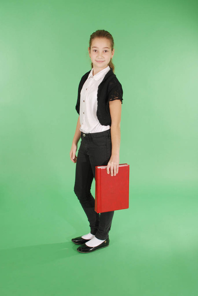 Молода школярка з червоною книгою
 - Фото, зображення