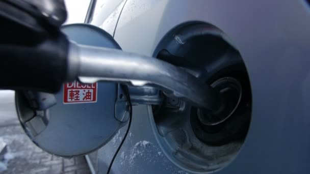 Napełniania samochód z paliwa gazowe w stacji pomp - Materiał filmowy, wideo