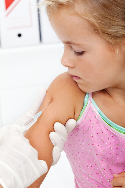 Маленька дівчинка отримує ін'єкцію або вакцину
 - Фото, зображення