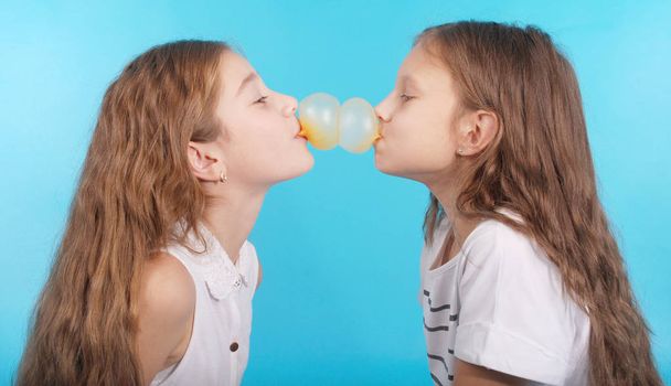 Dwie młode dziewczyny gry z gumy do żucia - Zdjęcie, obraz