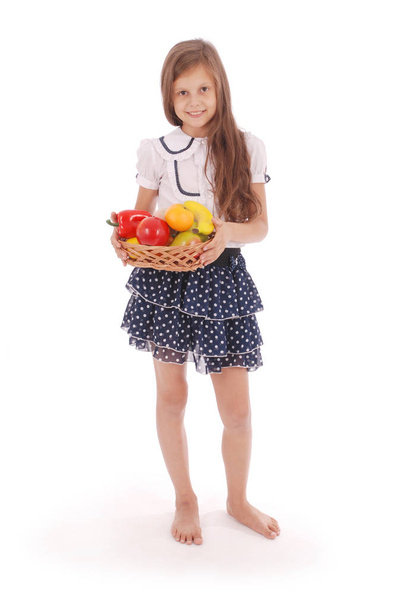 Улыбающаяся девушка держит соломенную корзину с фруктами
 - Фото, изображение