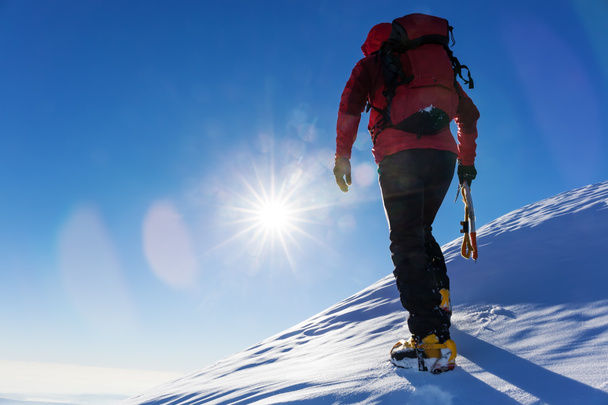 Bergsteiger am Gipfel des verschneiten Gipfels  - Foto, Bild