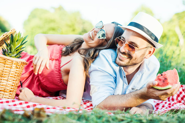 glückliches Paar bei einem Picknick - Foto, Bild