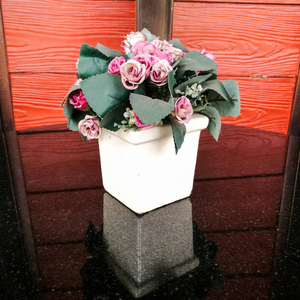Flores de rosas falsas, Decoración de la casa
 - Foto, Imagen