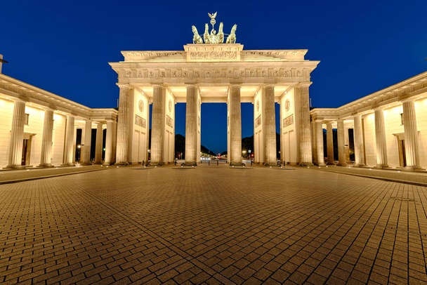 Πύλη του Βρανδεμβούργου στο Βερολίνο τη νύχτα - Φωτογραφία, εικόνα