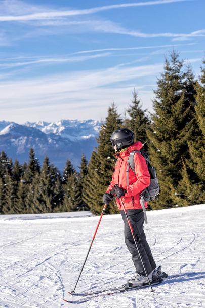 Female skier on italien slopes. - Foto, Bild