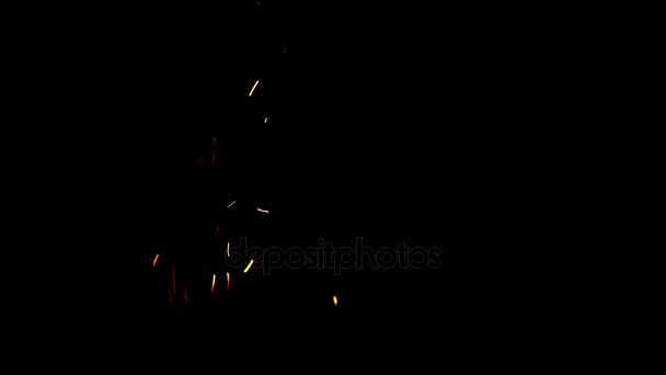 Funken aus dem Feuer auf schwarzem Hintergrund - Filmmaterial, Video