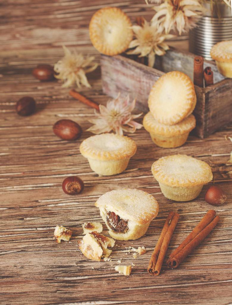 pequeños pasteles redondos de Navidad con nueces y canela, espacio para el texto
 - Foto, Imagen
