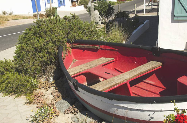 παλιό ξύλινο σκάφος, που βρίσκεται στην ακτή, επιλεκτική εστίαση - Φωτογραφία, εικόνα