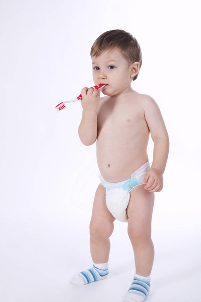 little boy brushing his teeth - Foto, immagini