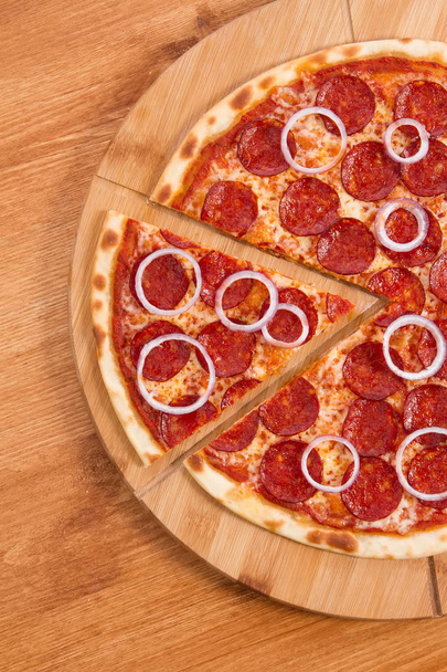 Pfefferoni-Pizza für Pizzeria-Menü - Foto, Bild