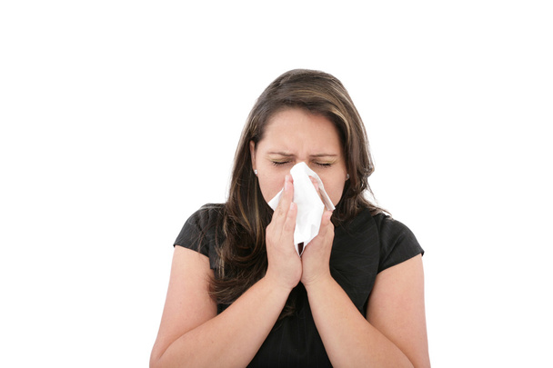 Una donna con raffreddore o allergia che si pulisce o si soffia il naso
. - Foto, immagini