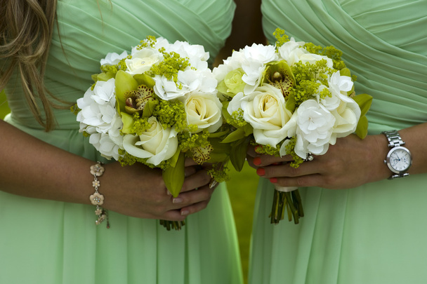 Dama de honra em verde com buquê de casamento
 - Foto, Imagem