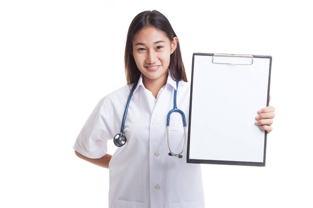 Young Asian female doctor show a blank clipboard. - Foto, Imagen
