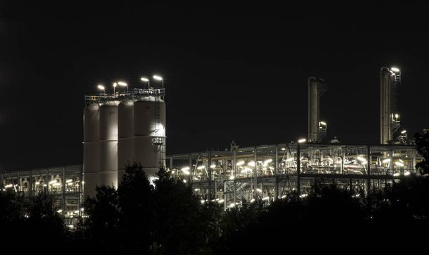 Industriegebäude bei klarer Nacht mit Glühbirne beschossen - Foto, Bild