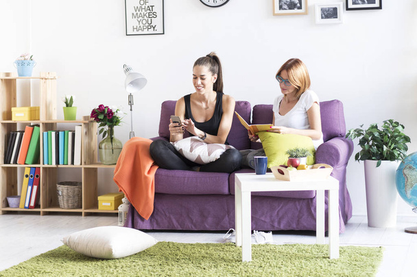 female friends conversing in the living room at home - Foto, afbeelding