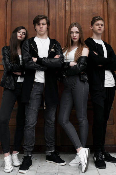 Jóvenes elegantes amigos de moda al aire libre, con ropa en blanco y negro
 - Foto, imagen