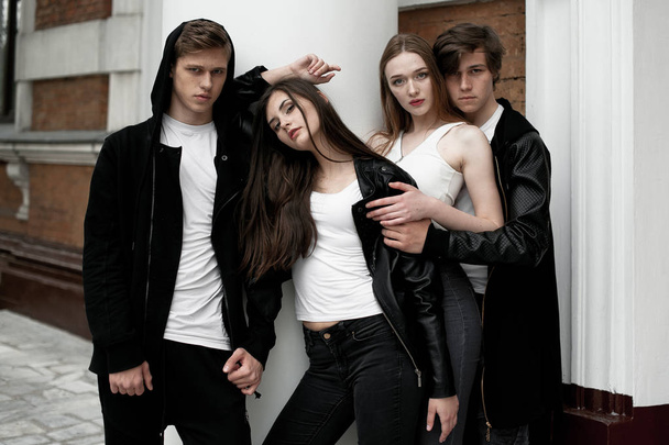junge elegante, trendige Freunde im Freien, die schwarz-weiße Kleidung tragen - Foto, Bild