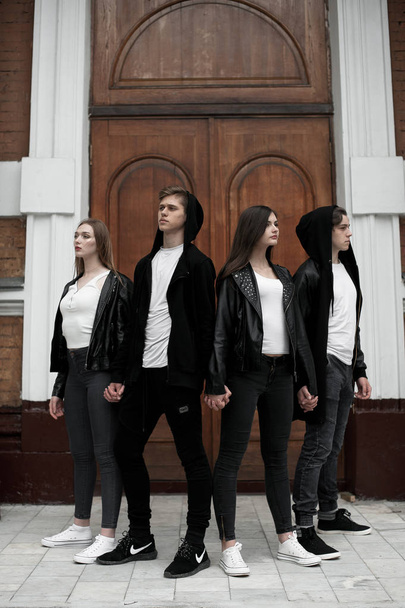 Siyah ve Beyaz giysili genç zarif trendy arkadaşlar açık havada - Fotoğraf, Görsel