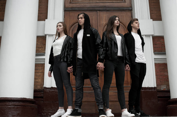 Молодые элегантные модные друзья на открытом воздухе, одетые в черно-белую одежду
 - Фото, изображение