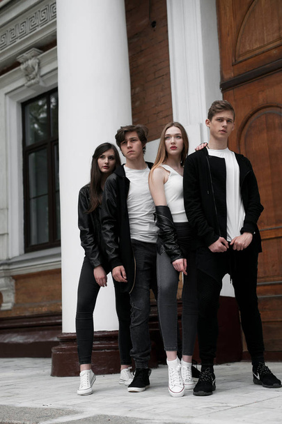 junge elegante, trendige Freunde im Freien, die schwarz-weiße Kleidung tragen - Foto, Bild