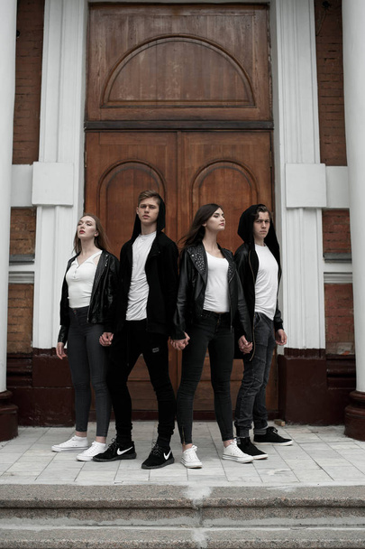 Jóvenes elegantes amigos de moda al aire libre, con ropa en blanco y negro
 - Foto, Imagen