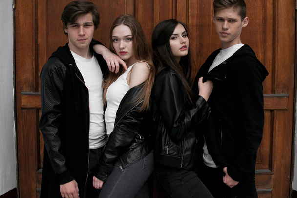 Mladí přátelé elegantní módní Outdoor, černé a bílé oblečení - Fotografie, Obrázek