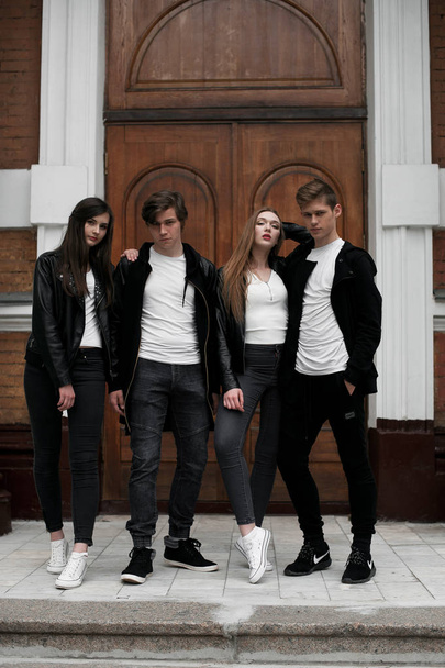 黒と白の服を着てエレガントな流行の若い友人アウトドア - 写真・画像