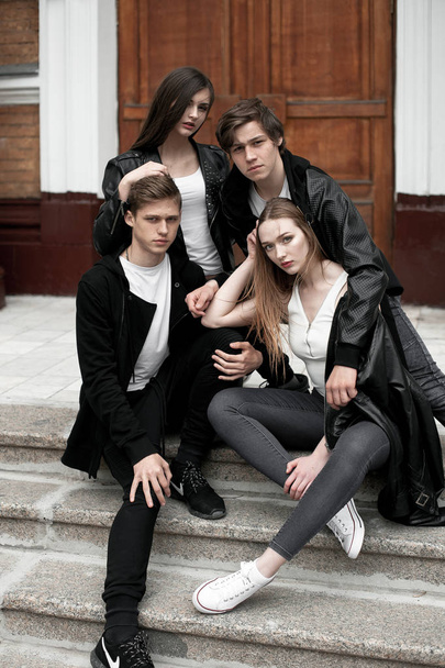 Jóvenes elegantes amigos de moda al aire libre, con ropa en blanco y negro
 - Foto, Imagen