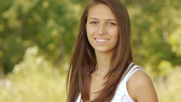 Πορτρέτο του όμορφη χαμογελαστή γυναίκα για το ιστορικό της πάρκο πόλης πράσινο το καλοκαίρι. - Πλάνα, βίντεο