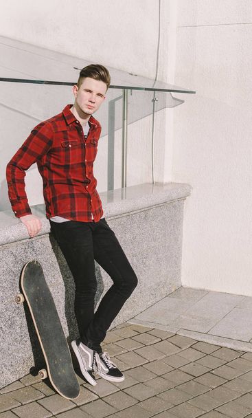 Man And Skateboard - Fotoğraf, Görsel