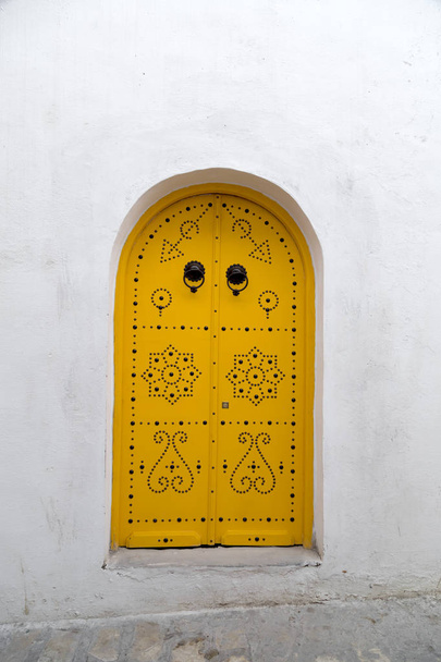 Traditional old Tunisian door - Valokuva, kuva