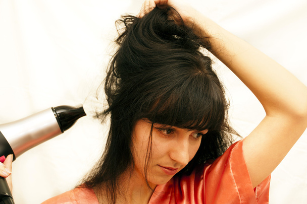 Женщина сушит волосы фен
 - Фото, изображение
