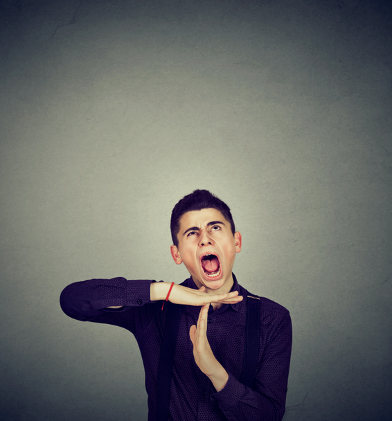 Zavaleni muž zobrazující časový limit gesto křičí zastavit - Fotografie, Obrázek