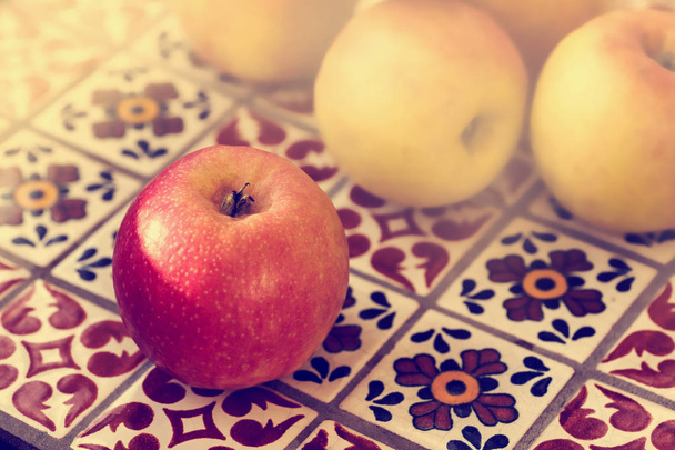 Сырые спелые яблоки
  - Фото, изображение