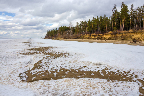 Spring melting of ice on the Ob river. Ob reservoir, Novosibirsk oblast, Siberia - Zdjęcie, obraz