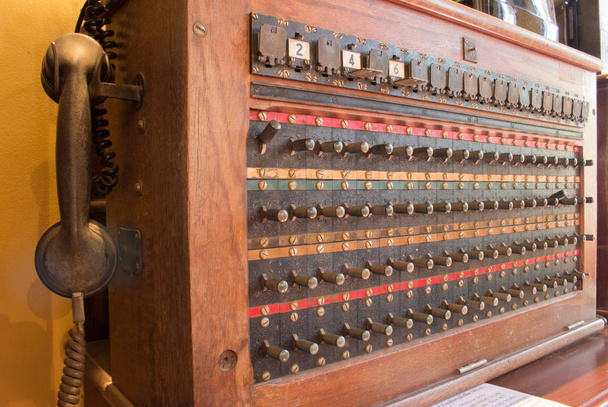 Tablero de interruptor de teléfono antiguo vintage, caja de madera de telecomunicaciones. Antiguo concepto de telecomunicaciones
. - Foto, Imagen