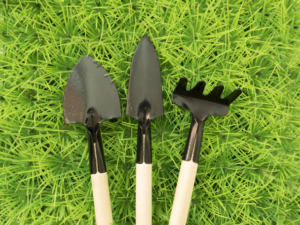 Garden tools of metal on the grass - Valokuva, kuva