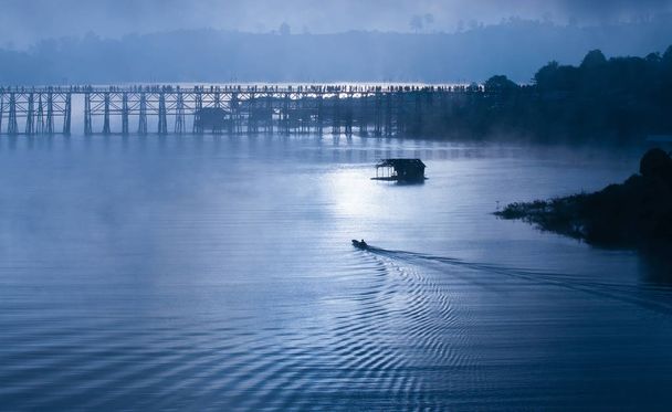 Ponte de madeira de Sangkhlaburi na província de Kanjanaburi, Tailândia, dia da manhã
. - Foto, Imagem