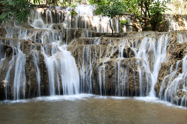 Cascade de Noppiboon dans le district de Sangkhlaburi, province de Kanchanaburi, Thaïlande
. - Photo, image