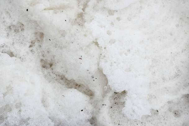 Joki paksu valkoinen vaahto jäädytettiin pakkasessa ilmassa syksyllä
 - Valokuva, kuva