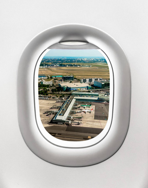 Вид на аэропорт в Праге из окна самолета
 - Фото, изображение