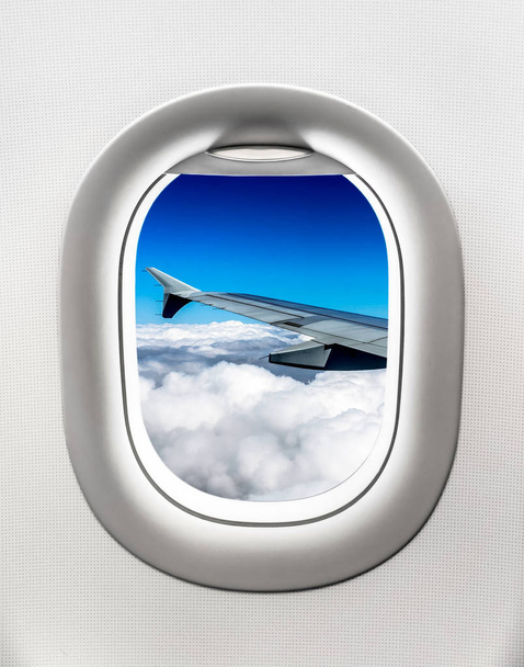 Вид на крыло и облака из окна самолета
 - Фото, изображение